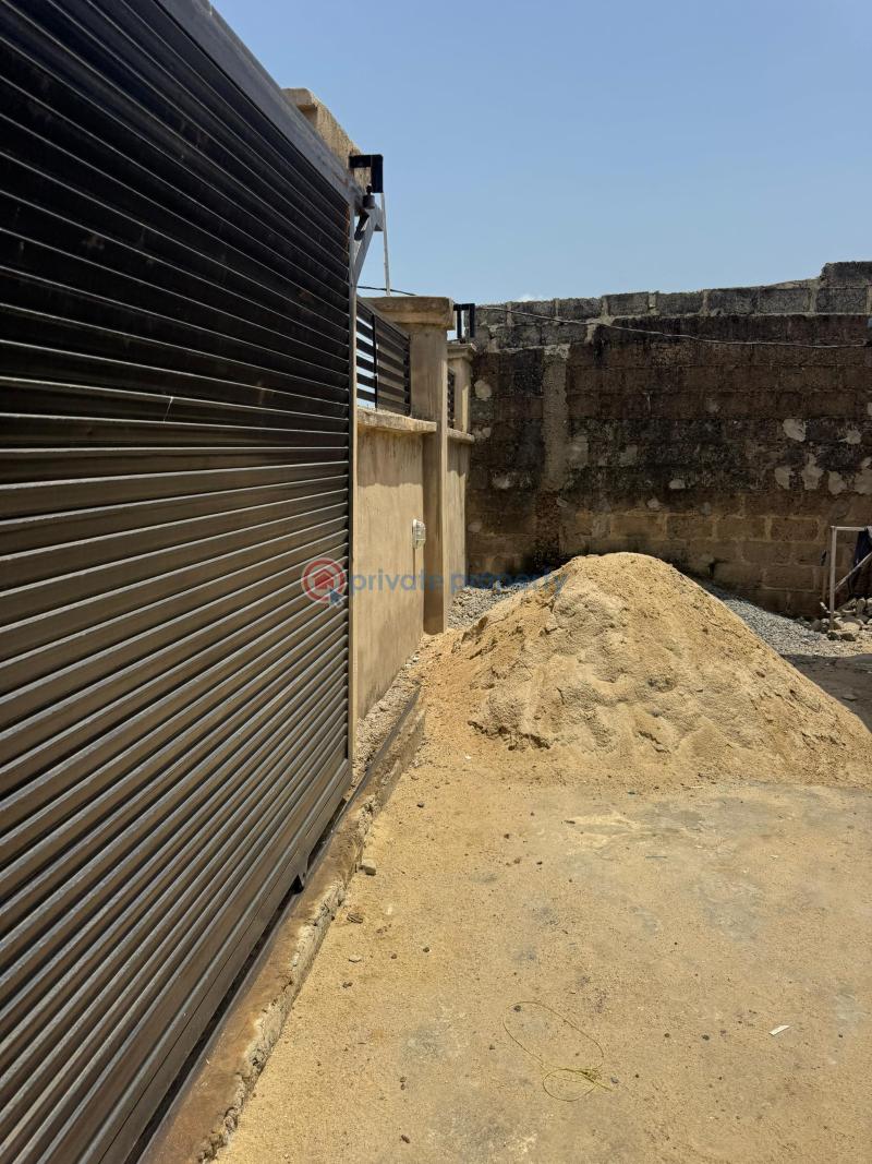 6 bedroom Bungalow For Sale Along Oreta Road, Igbogbo Ikorodu Igbogbo Ikorodu Lagos - 1