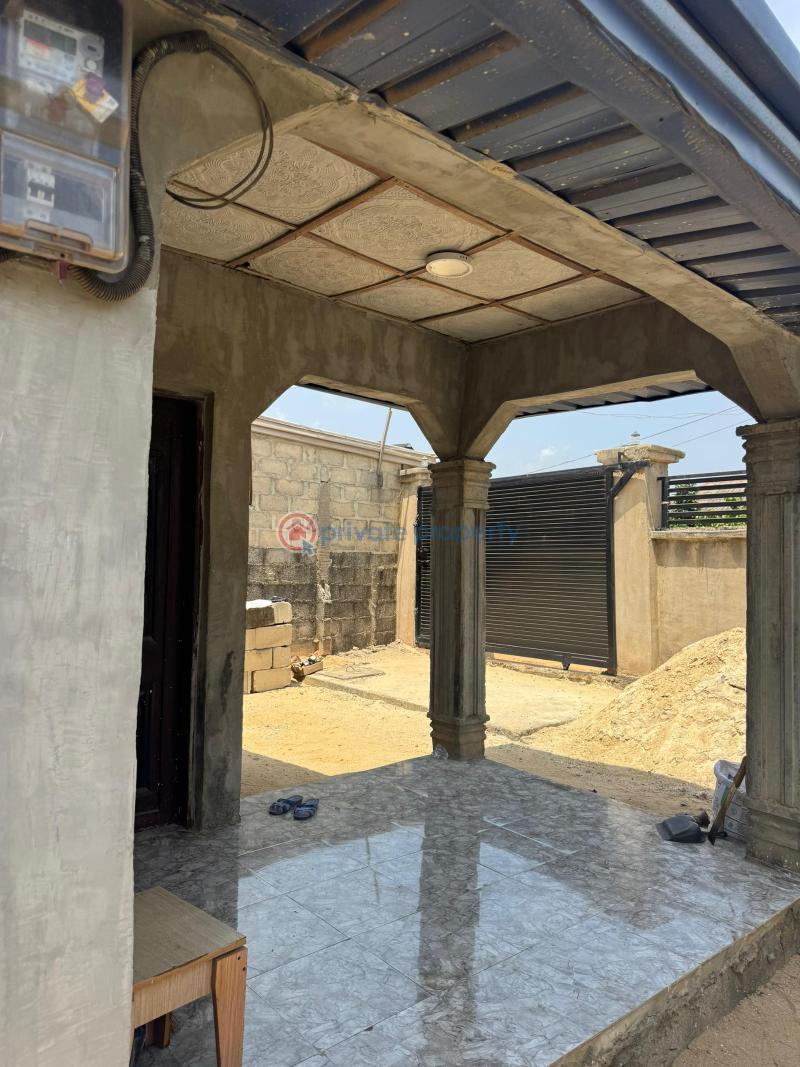6 bedroom Bungalow For Sale Along Oreta Road, Igbogbo Ikorodu Igbogbo Ikorodu Lagos - 6