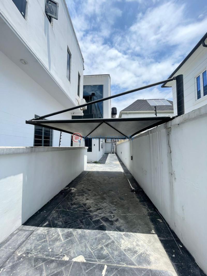 Distress sale 4 bedroom semi detached duplex in chevron lekki - 3 4 bedroom Semi detached Duplex For Sale Chevron Lekki Chevron Drive Lekki Lagos - 3