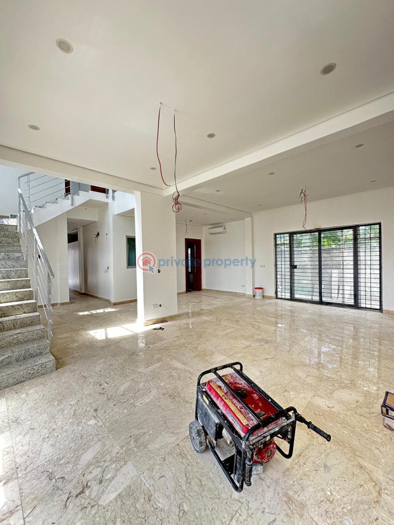 Elegantly built 5 bedroom fully detached home with rooftop terrace in a well secured estate. - 9 5 bedroom Detached Duplex For Sale Lekki Phase 1 Lagos - 9