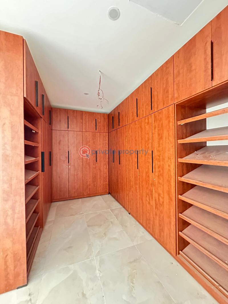 Elegantly built 5 bedroom fully detached home with rooftop terrace in a well secured estate. - 7 5 bedroom Detached Duplex For Sale Lekki Phase 1 Lagos - 7