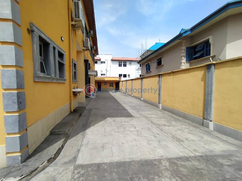 Even hall available for sale inside magodo gra phase2 - 3 10 bedroom Event Hall For Sale Magodo Gra Phase2 Magodo GRA Phase 2 Kosofe/Ikosi Lagos - 3
