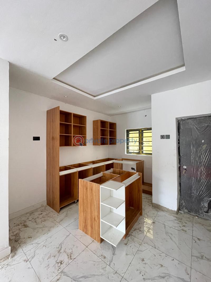 Exquisitely built 3 bedroom apartment in a lovely and gated environment - 3 3 bedroom Block Of Flats For Sale Surulere Prime Location Surulere Lagos - 3