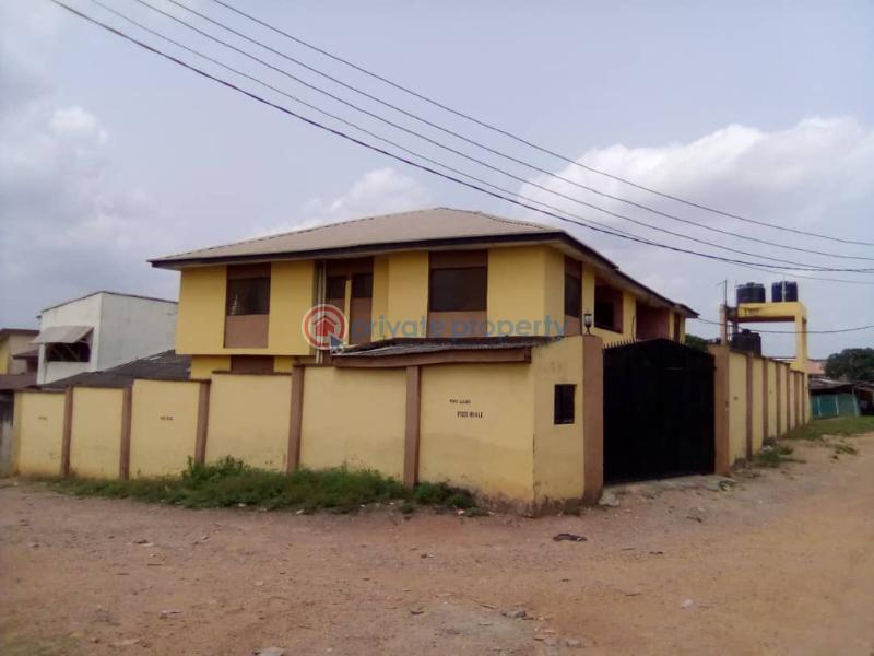 3 bedroom Self Contain For Rent At The Back Of Abbey Lincon Filling Station Ibadan Oyo - 3