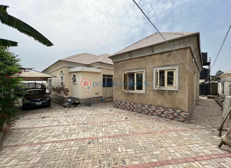 For sale 3 bedroom House Fort Royale Estate, Airport Road Lugbe Abuja
