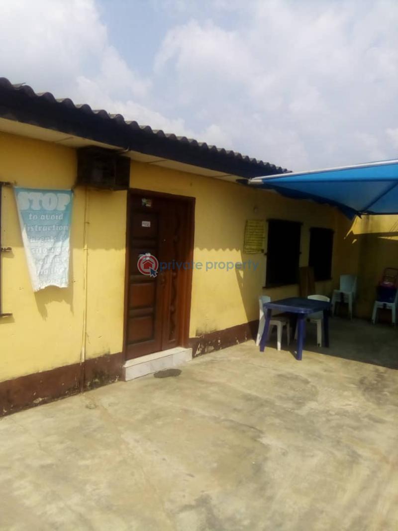 For sale 3 bedroom House Jakande Estate Isolo .lagos Mainland Isolo