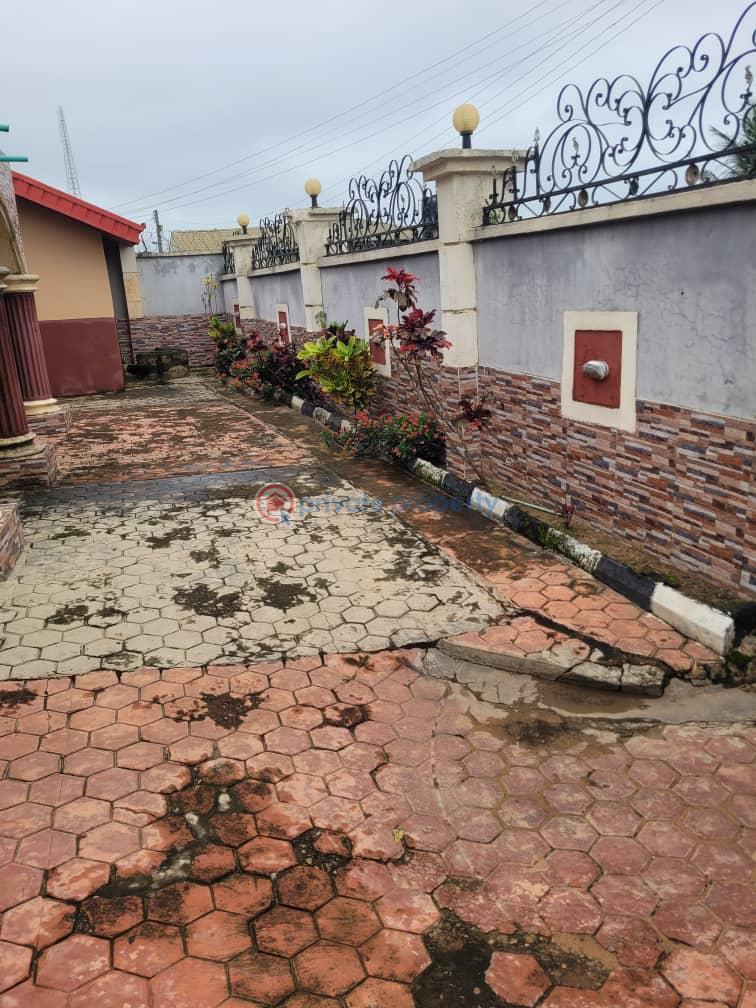 4 bedroom Detached Bungalow For Sale Ekerin Ologuneru Ibadan Oyo - 1