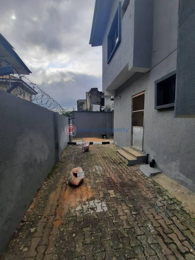 4 bedroom House For Rent Akinwumi Street Off Sunmola Street Mende Maryland Lagos - 3