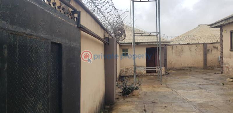 5 bedroom Bungalow For Sale At Kute Off Akala Wofun Area Ibadan. Ibadan Oyo - 3