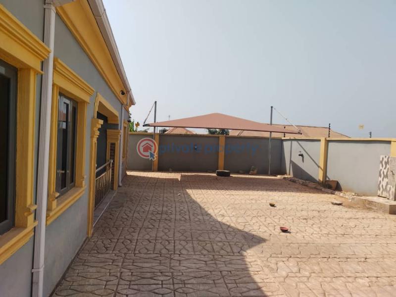 3 bedroom Detached Bungalow For Sale Wire And Cable, Olude Apata Ibadan Oyo - 0