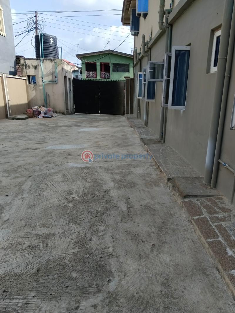 Self Contain For Rent Jibowu Fadeyi Jibowu Yaba Lagos - 3