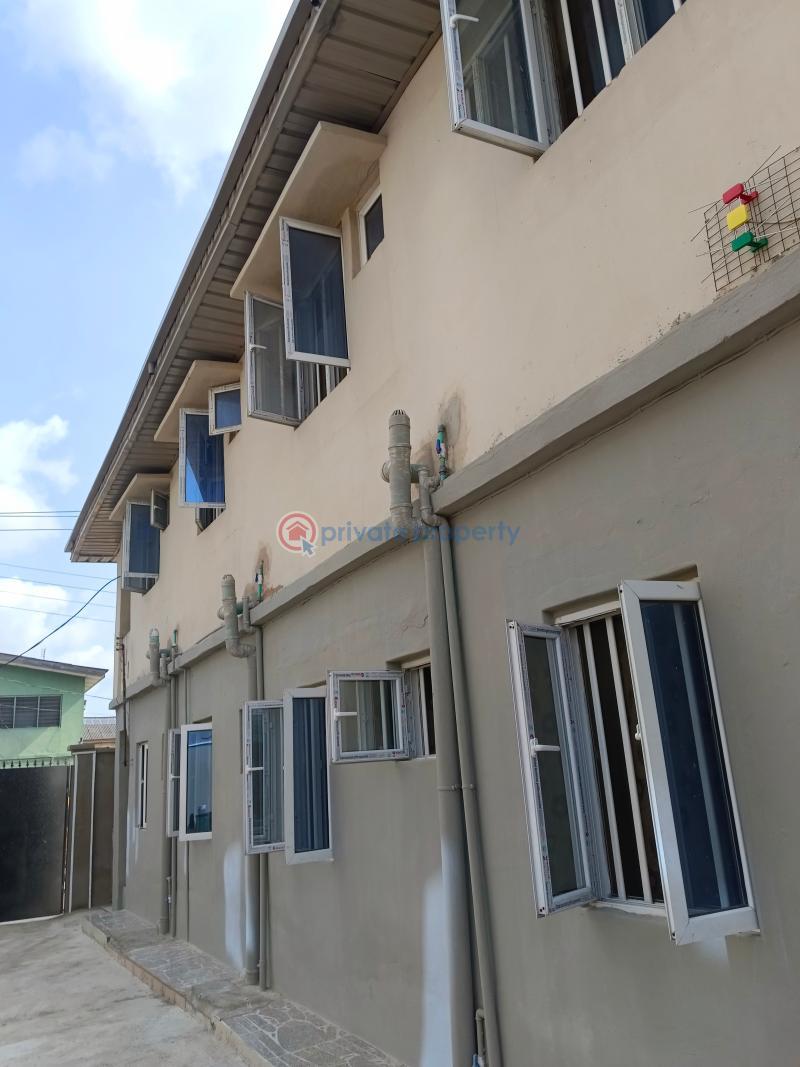 For rent Self Contain Jibowu Yaba Lagos (PID 6PBMKD) Private