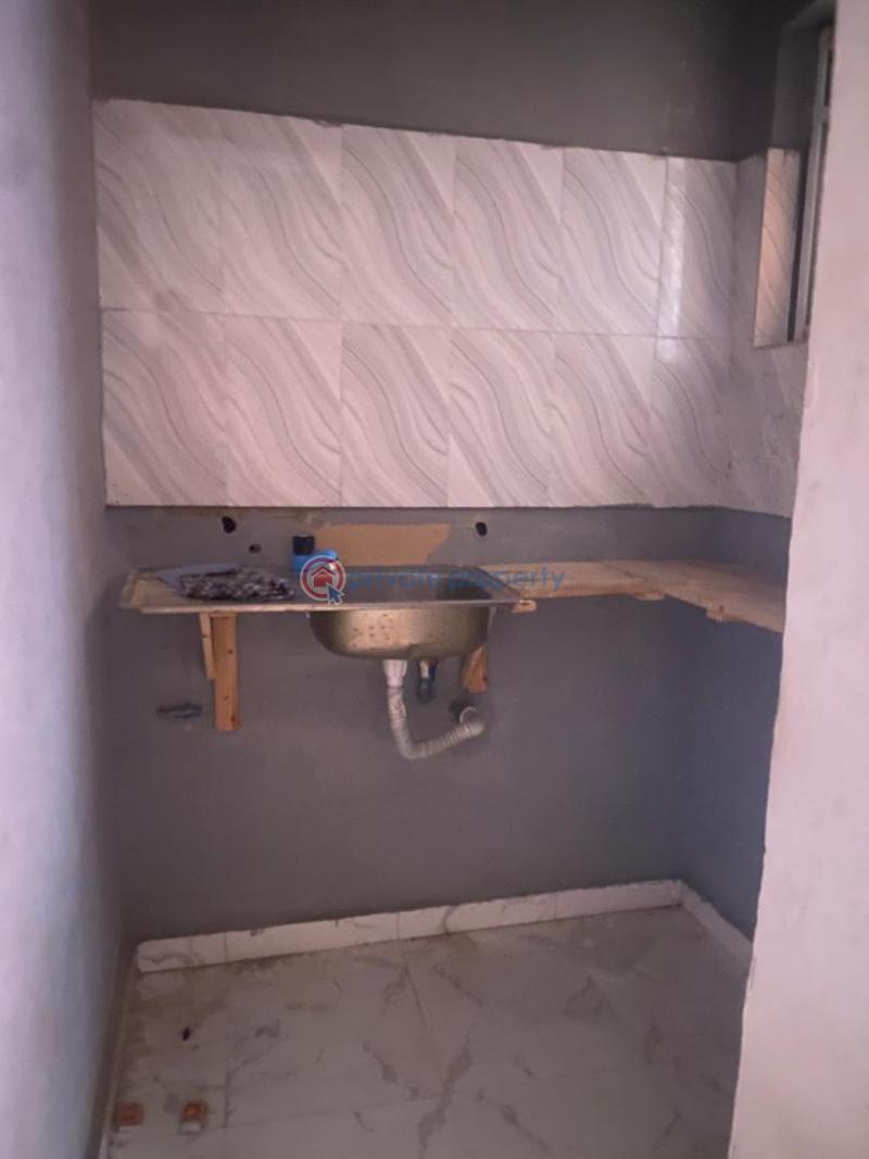1 bedroom Self Contain For Rent Fola Agoro Yaba Lagos - 4