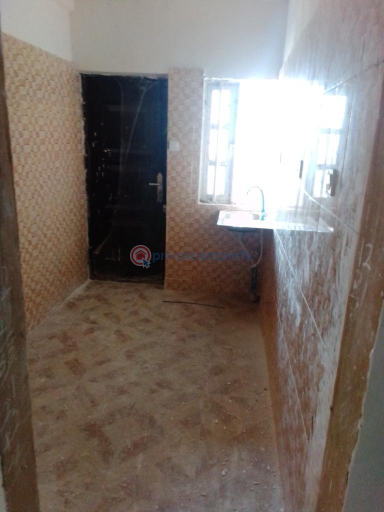 2 bedroom Block Of Flats For Rent Adekunle Yaba Lagos - 4