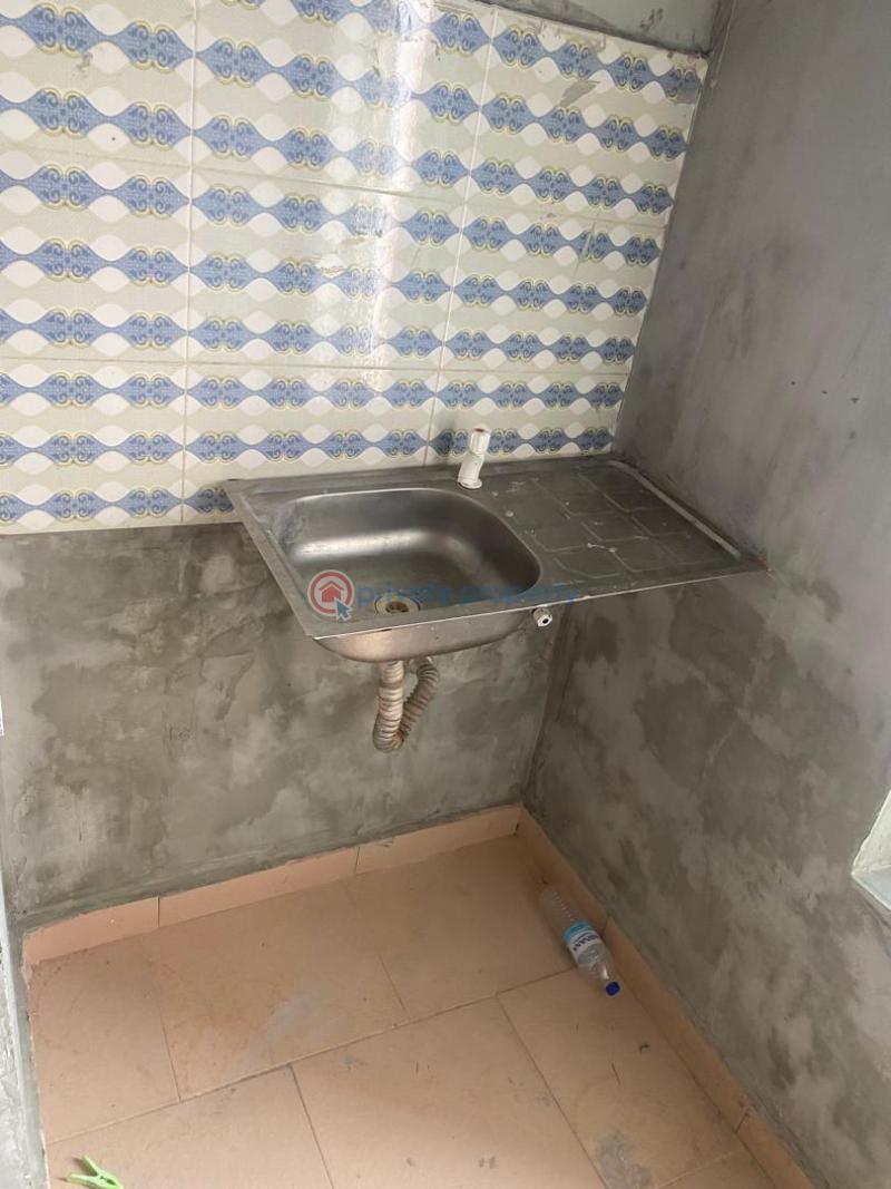 1 bedroom Self Contain For Rent Morocco Fola Agoro Yaba Lagos - 4