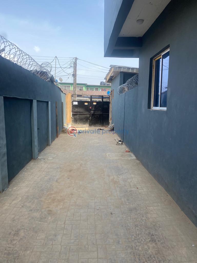 1 bedroom Self Contain For Rent Fadeyi Jibowu Yaba Lagos - 4