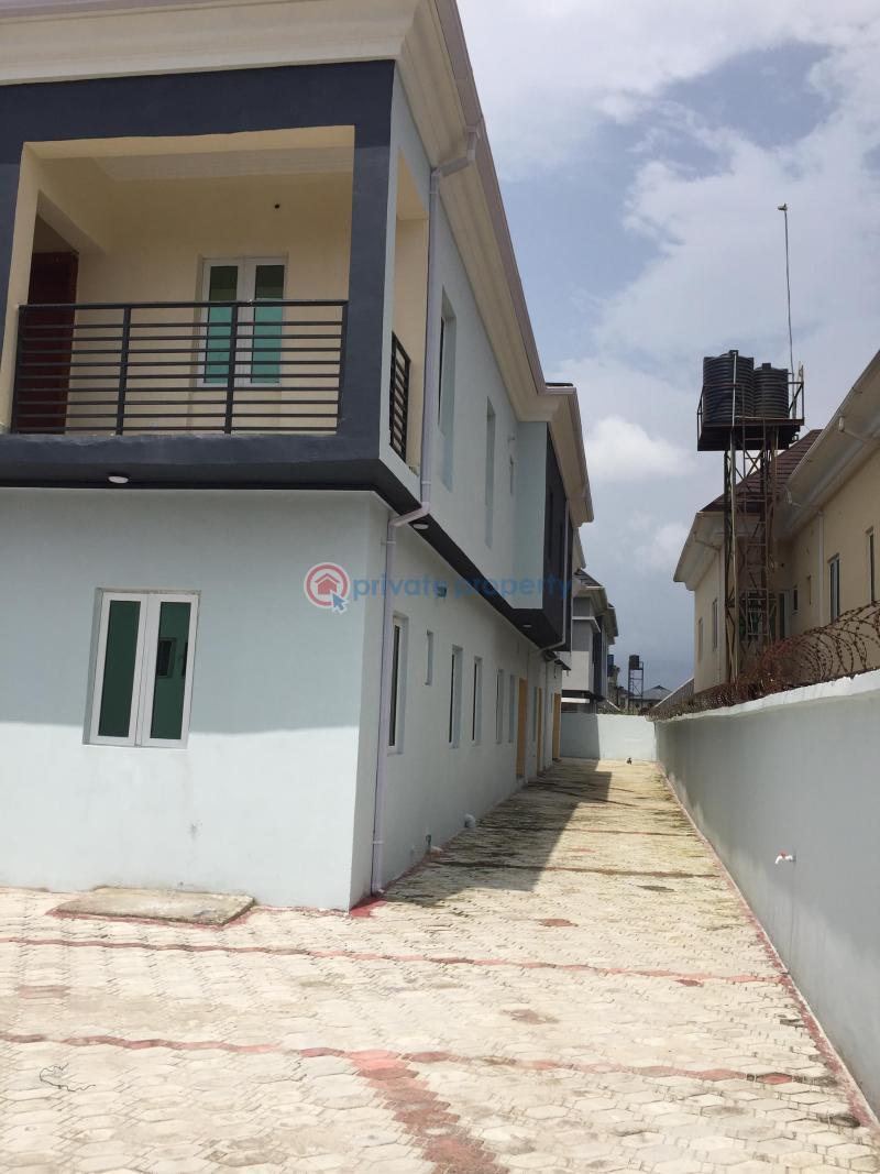 For rent 3 bedroom Flat & Apartment Monastery Road Sangotedo Lagos