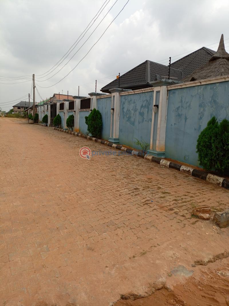 4 bedroom Detached Bungalow For Sale Location Amagba Gra, It Can Also Be Access Through Evbukun, Sapele Road Oredo  - 9