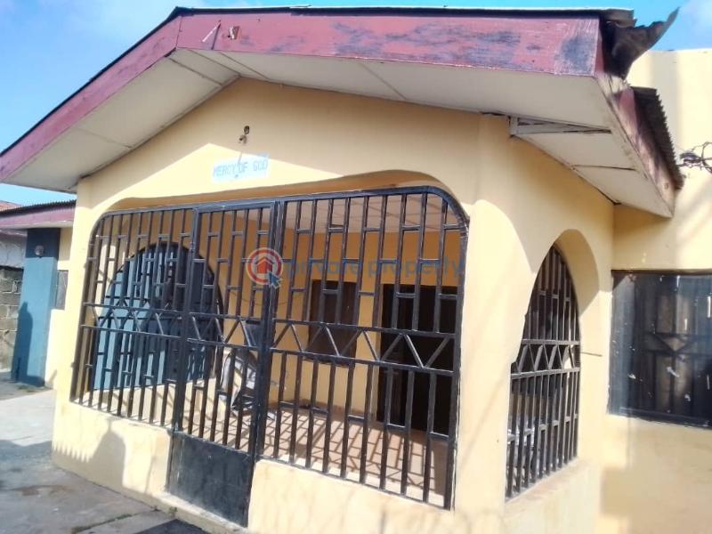 4 bedroom Detached Bungalow For Sale Akingbade Opposite Gbaki Market Ibadan Oyo - 0