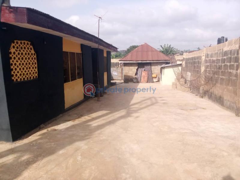 4 bedroom Detached Bungalow For Sale Akingbade Opposite Gbaki Market Ibadan Oyo - 1