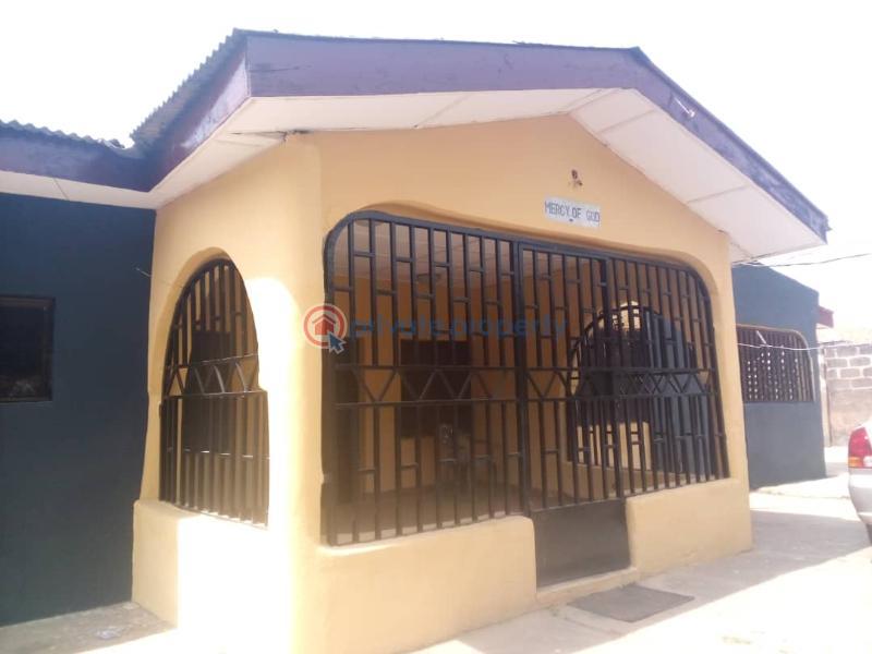 4 bedroom Detached Bungalow For Sale Akingbade Opposite Gbaki Market Ibadan Oyo - 3