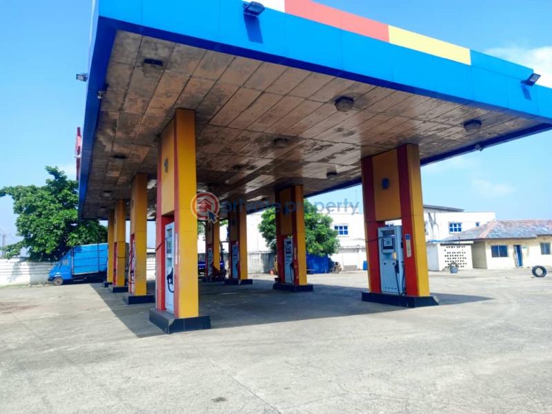 4 bedroom Filling Station For Sale Lagos Abeokuta Expressway,by Dopemu Under Abule Egba Lagos - 0