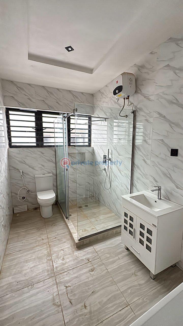 House For Sale Location: Chief Lateef Oyelade, Ringroad Gra,ibadan, Nigeria Ibadan Oyo - 5