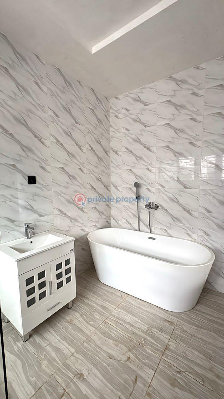 House For Sale Location: Chief Lateef Oyelade, Ringroad Gra,ibadan, Nigeria Ibadan Oyo - 9