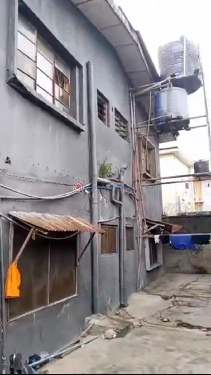 3 bedroom Block Of Flats For Sale Surulere Lagos - 0