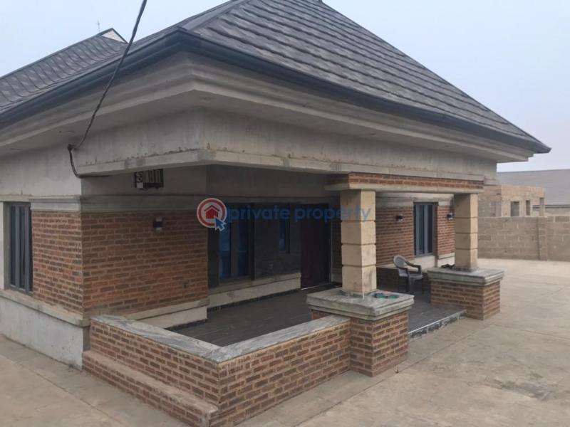 House For Sale At Ateere, 14 Acres, Off Akala Express. Ibadan Oyo - 1