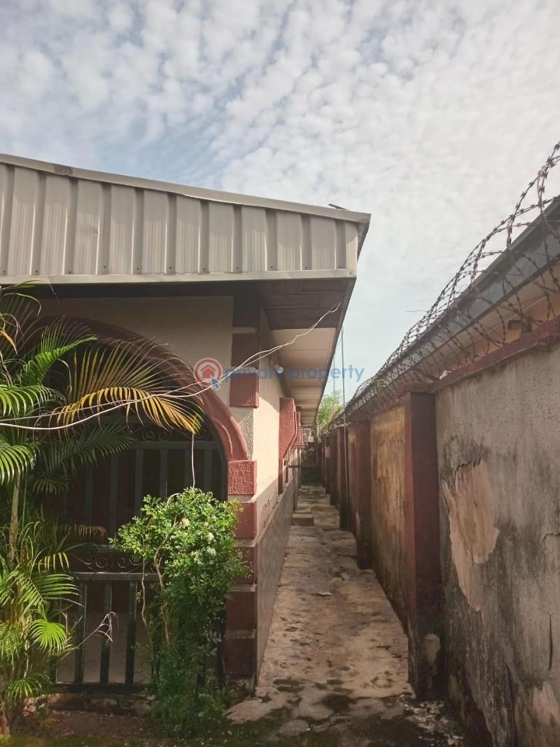 4 bedroom Detached Bungalow For Sale Before The Redeemed School Off Irhirhi Off Airport Road, Benin City. Benin Edo - 8