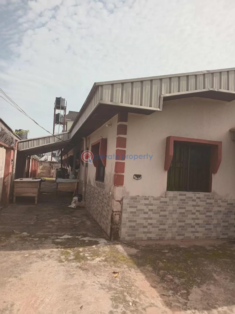 4 bedroom Detached Bungalow For Sale Before The Redeemed School Off Irhirhi Off Airport Road, Benin City. Benin Edo - 9