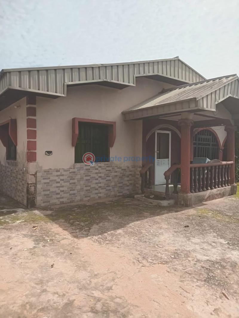 4 bedroom Detached Bungalow For Sale Before The Redeemed School Off Irhirhi Off Airport Road, Benin City. Benin Edo - 10