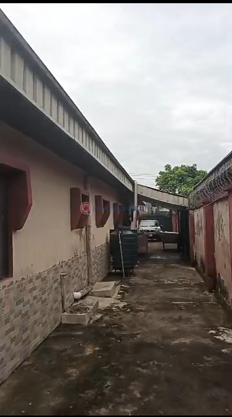 Bungalow For Sale Less Than 2mins Walk/less Than A Min Drive From The Tarred Road. Before The Redeemed School,off Irhirhi Of Airport Road,benin City. Benin Edo - 4