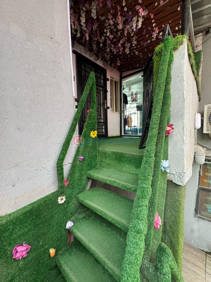 Front-facing shop in a highly secured environment - 4 Shop For Rent Lekki Phase 1 Lagos - 4