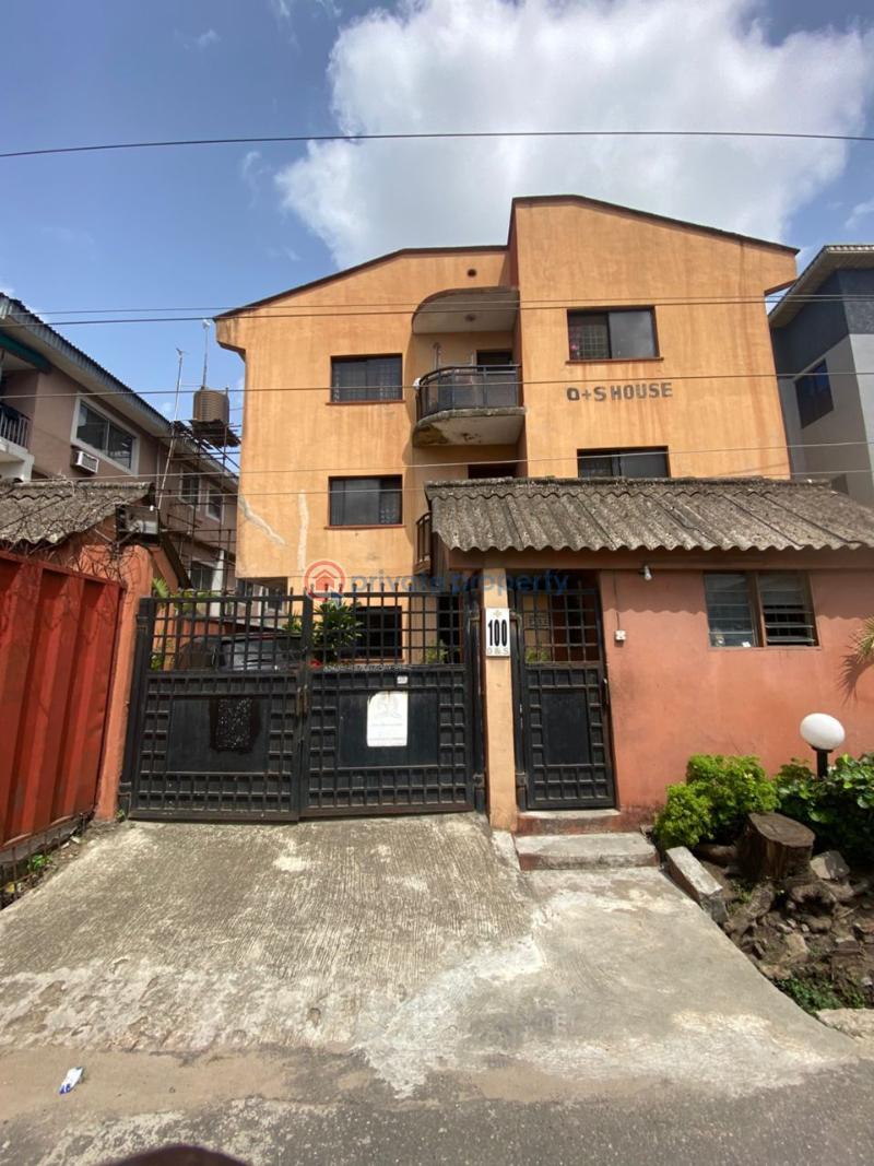 10 bedroom Detached Duplex For Sale Okanlawon Ajayi Street, Surulere. Surulere Lagos