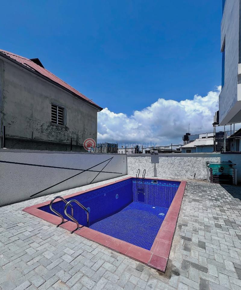 Fully serviced  3 bedroo apartments with swimming pool & gym - 1 3 bedroom Block Of Flats For Sale By Chevron 2nd Tollgate Lekki Along Lekki Expressway Lagos - 1
