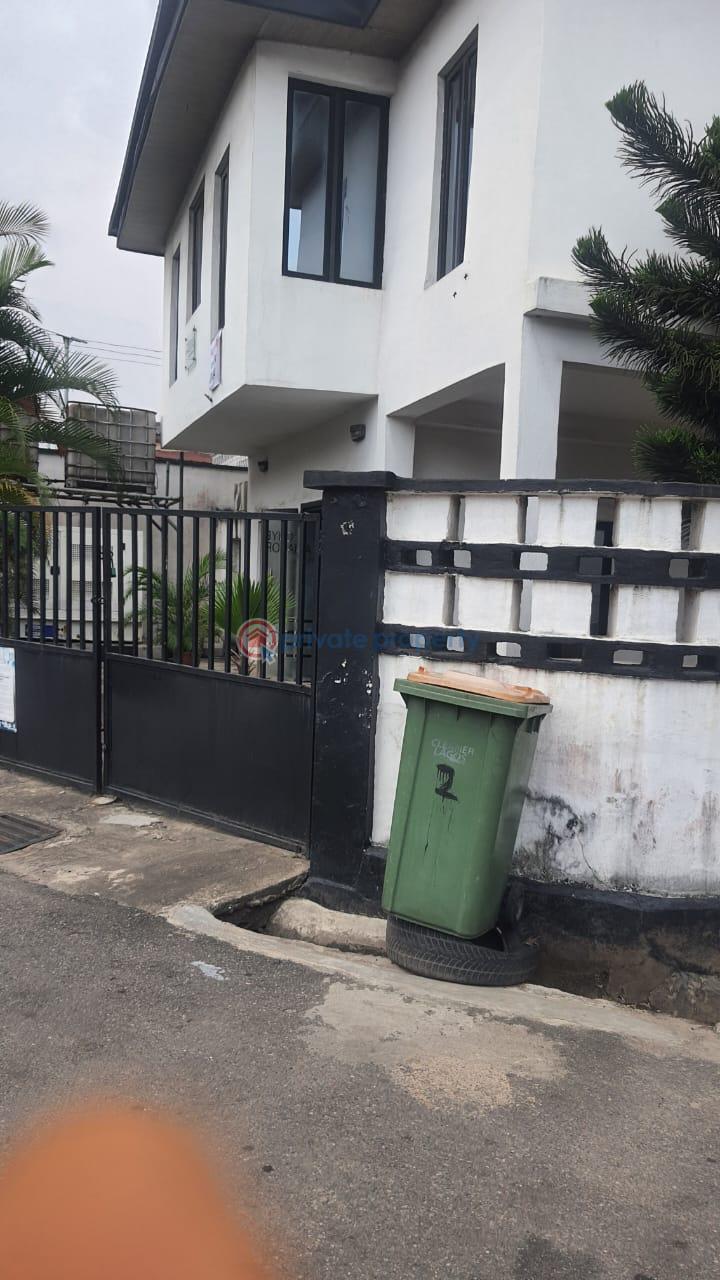4 bedroom Office For Rent Off Falolu Road Surulere Lagos - 0