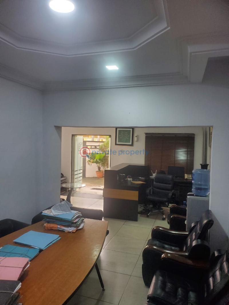 4 bedroom Office For Rent Off Falolu Road Surulere Lagos - 1