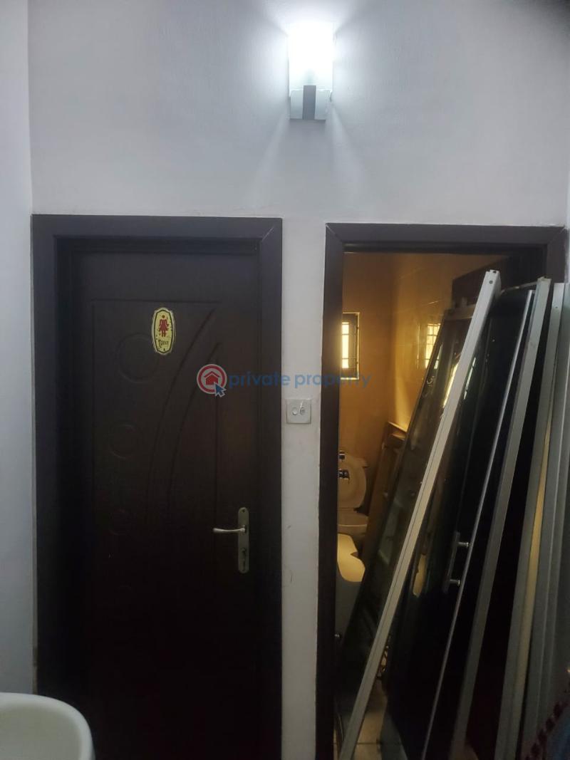 4 bedroom Office For Rent Off Falolu Road Surulere Lagos - 5