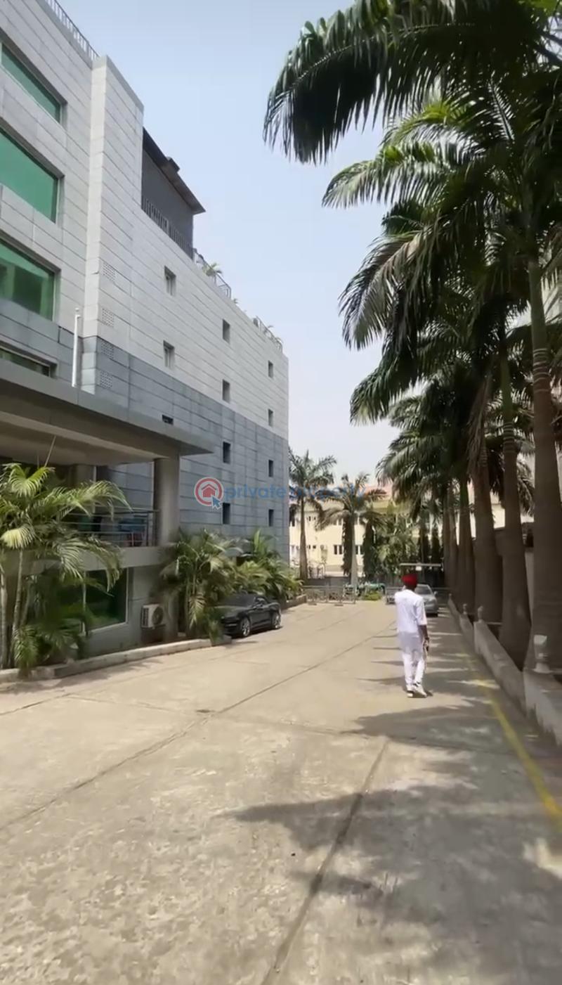 Hotel For Sale Wuse Zone 4 / Besides Newton Park / B4 Phcn Office Wuse Abuja Phase 1  - 3