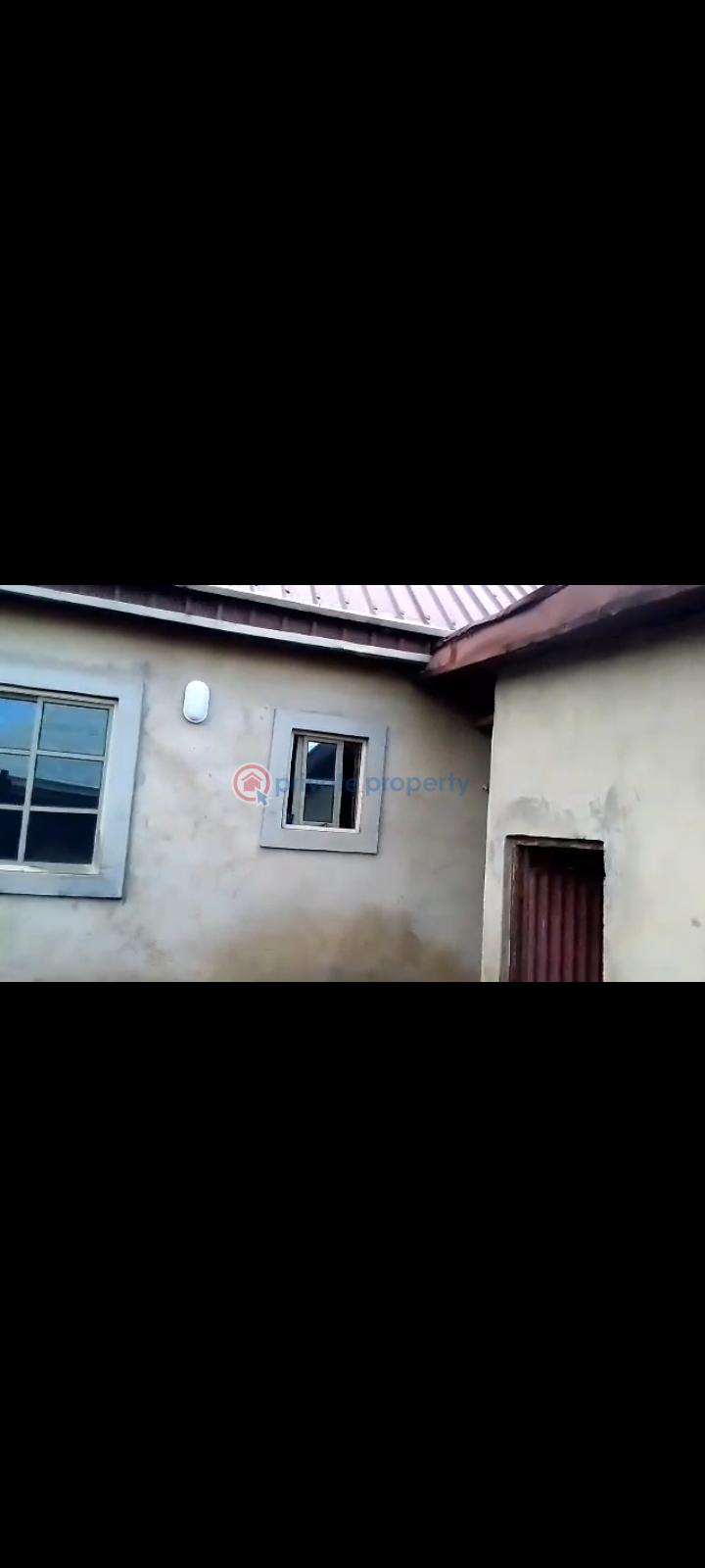 3 bedroom Bungalow For Sale Paece Drive/ New Heaven Estate Dei-Dei  Abuja Phase 4  - 4