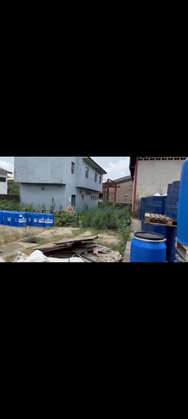 Warehouse For Sale Ladipo Oluwole Industrial Estate Ikeja Oba Akran Ikeja Lagos - 2