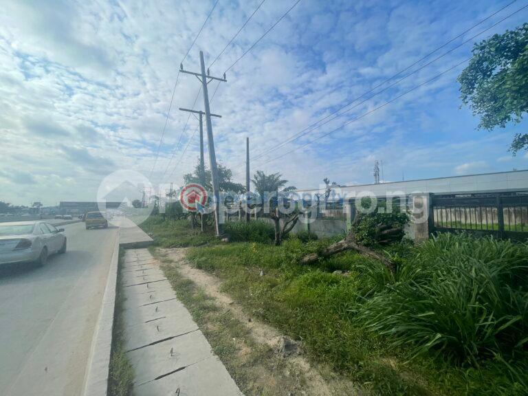 Land For Sale Directly Along Gbagada Oworonshoki – Expressway, Close To Ups Gbagada Lagos Oworonshoki Gbagada Lagos - 1