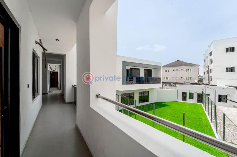 4 bedroom Maisonette For Sale New Town Apartment, Iponri, Smith Medical Centre, Mutual Alpha Court Estate, Royal Seed Ministries, Winterfell Estate. Iponri Surulere Lagos - 4