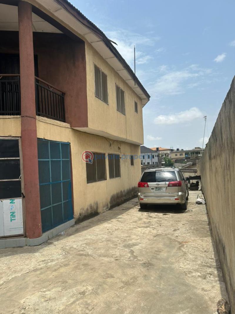 10 bedroom House For Sale Onilekelale Area Cement Ikeja Lagos - 11