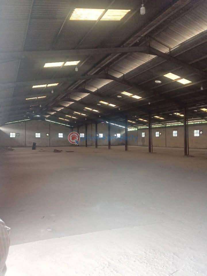 Massive 2 different bay of warehouse in a good area - 1 Warehouse For Rent Ikotun Ikotun/Igando Lagos - 1