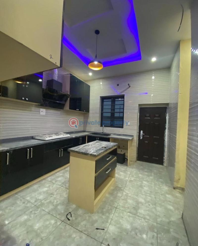 Massive master’s bedroom upstairs with big balcony & shared fitted kitchen - 3 1 bedroom Shared Apartment For Rent Orchid Lekki Lagos - 3