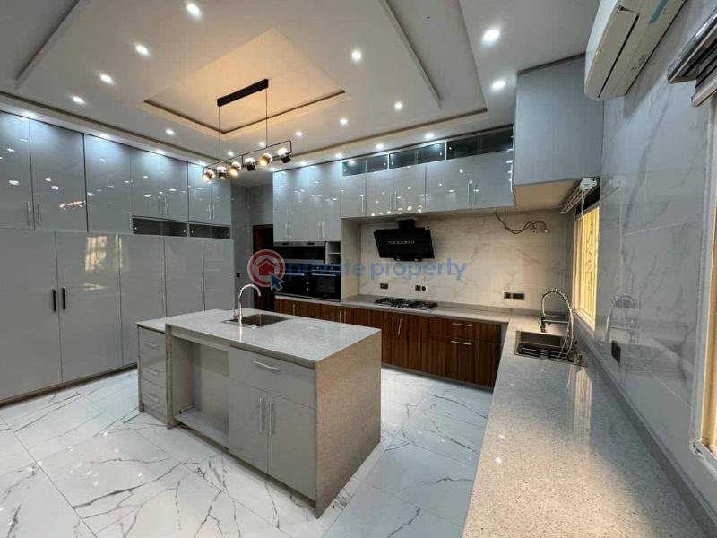 8 bedroom Detached Duplex For Sale Osapa London Lekki Lagos - 18