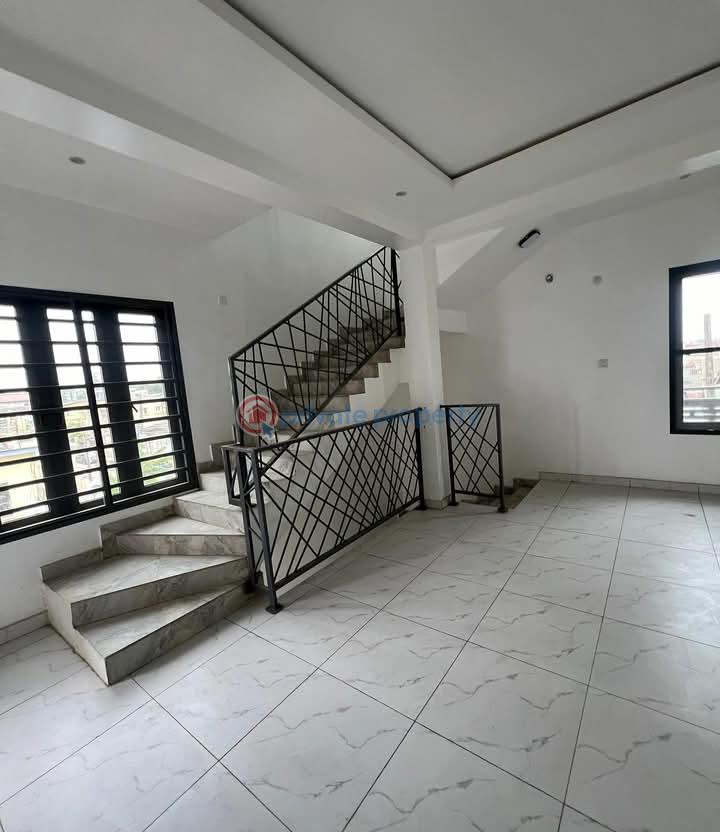 4 bedroom Terraced Duplex For Sale Obanikoro Close To Anthony Obanikoro Shomolu Lagos - 3